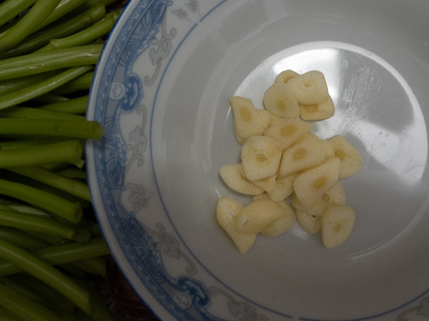 sliced garlic for the morning glory vegetable recipe